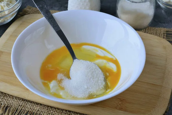 Pour sugar and vanilla into a plate.