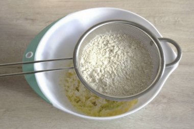 Yumurta sarısını pudra şekerli ve yumuşatılmış tereyağlı döv. Ekli un ekle, ıslak kırıntılara öğüt. Hamuru topla ve 30 dakika boyunca soğutucuda bekle..