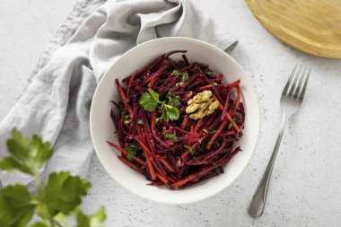 Çiğ pancar salatası hazır. Genellikle anında yenir, çok lezzetli hale gelir! Çok sulu, taze, hafif turunçgilli. Denemeyi öneriyorum! Afiyet olsun!