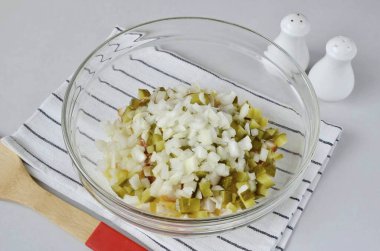 Soğanı kes, kaynar suyla haşla ve salata kasesine ekle..