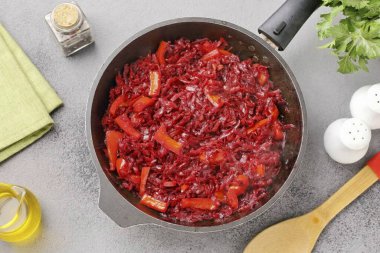 Her şeyi 2-3 dakika daha pişir. En sonunda, sirkeyi dök..