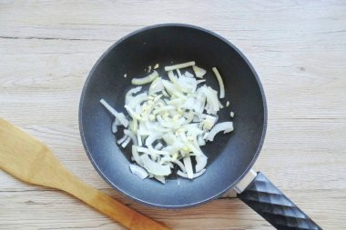 Soğan ve sarımsağı soy, yıka ve doğra. Bir tava koyun..