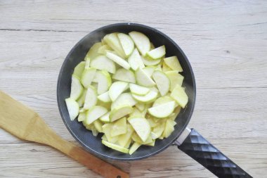 Tavaya doğranmış kabak ekle.