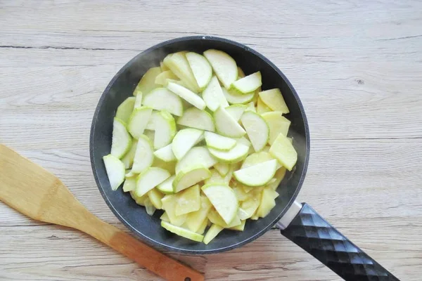 Tavaya doğranmış kabak ekle.