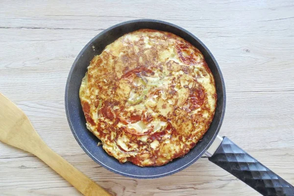 Puis Aide Une Assiette Tourner Tortilla Sur Face Arrière Faire — Photo