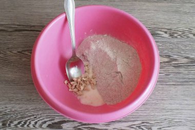 Bir kasede, maya, şeker ve çavdar unu karıştır..