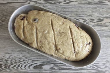 Düzeltme süresi bittiğinde, ekmeği karışımın yarısıyla fırçala. 10 dakika ayrıl, kalan karışımı fırçala ve 10 dakika daha ayrıl. Ondan sonra, önceden ısıtılmış bir fırını 35-40 dakika boyunca 180 dereceye getir. Chara 'yı düşün.