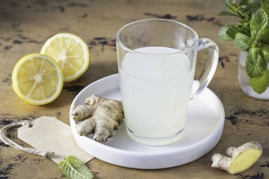 Zencefilli öksürük suyu hazır. İçki sıcak olmalı, ama çok baharatlı olmasın. Gerekirse, içecek sıcak suyla sulandırılabilir..