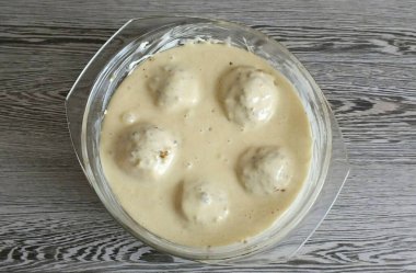 Kalan hamuru elmaları kaplaması için üzerine dök. Hamurlu formu fırına koyup 25-30 dakika boyunca 180 dereceye kadar ısıt. Fırınınızın özelliklerini düşünün..