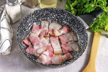 Tavayı sebze yağıyla yağla. Pastırmayı dilimleyip tavaya koy. Koyu kahverengiye kadar 2-3 dakika kızart ve pastırmayı tabağa koy..