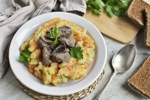 Gyutzpot Guisado Carne Holandesa Que Inclui Ensopado Batatas Cozidas Cenouras — Fotografia de Stock