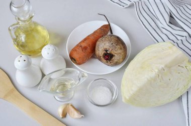 Lahana ve pancar salatası yapmak için gerekli tüm malzemeleri hazırlayın. Yıka ve sebzeleri temizle. Başlayalım.!