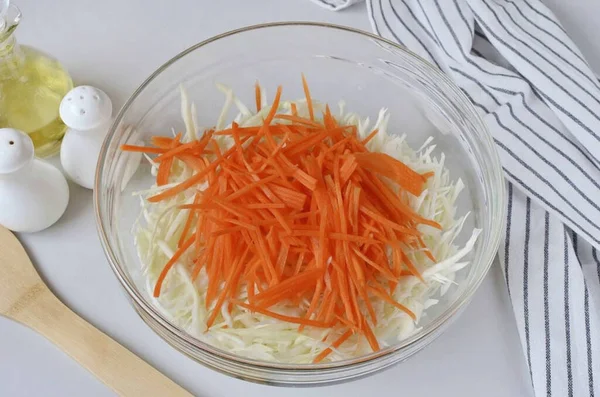 Добавить Тертую Морковь Салат — стоковое фото