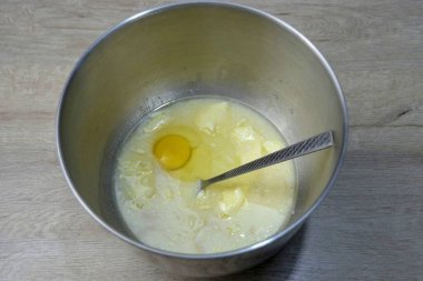 Tavaya bir yumurta dök, karıştır..