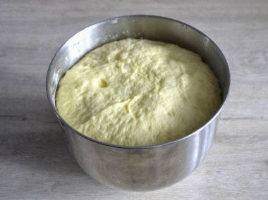 Mayalama işlemi sırasında hamurun boyutu yaklaşık iki kat artmalı. Fermantasyon sürecinin ortasında, 1 yumruk at.