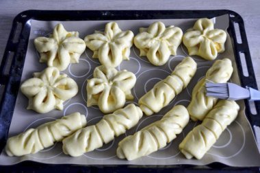 Yumurta sarısı ve süt karışımıyla pişirmeden önce çörekleri yağla..