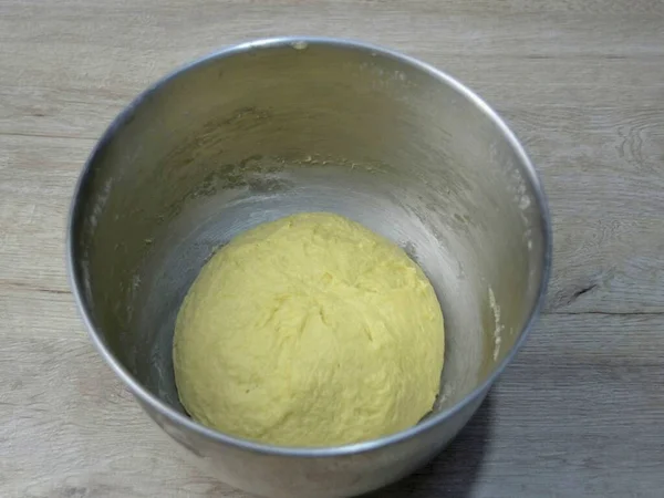 Hamuru ellerinle ya da mikserle yoğur. Hamur iyi yoğurulmalı, ellerle 7 dakika, mikserle 5 dakika kadar. Hamuru topa koyup, streç filmle kaplayıp 1,5 saat mayalamaya bırakın..