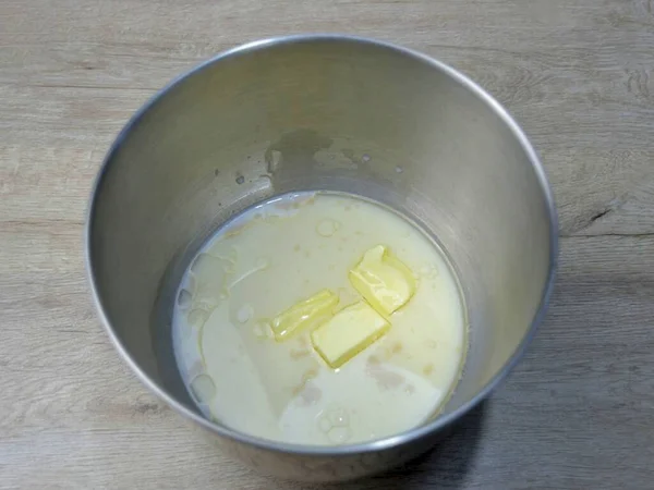 将酵母溶于热牛奶中 加入盐 香草糖 倒入植物油 加入软脂 — 图库照片