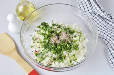 Doğranmış ot, tuz, baharat ekle (Eşit oranda öğütülmüş karabiber, kişniş, kimyon).