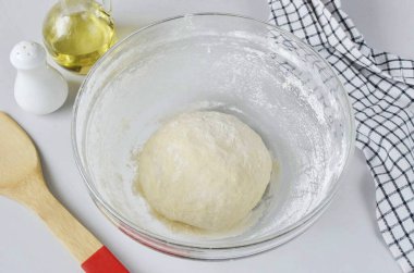 Hamuru diz, yoğun, elastik.