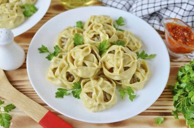 Soslu, domatesli ya da ekşi soslu, sarımsak soslu, ekşi kremalı manti harika olur. Afiyet olsun.!