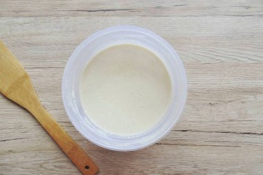 Unu dök ve homojen, pürüzsüz, yumrusuz, oldukça sıvı hamur yoğur..