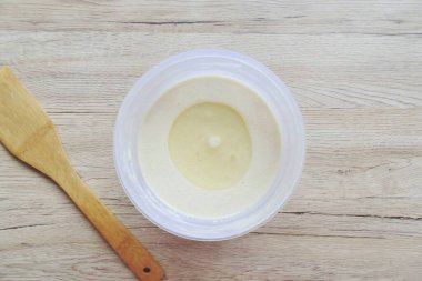 İnce ayçiçeği yağı dök ve karıştır. Krep hamuru hazır..