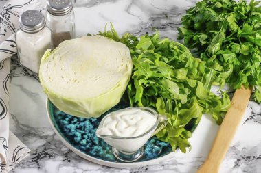 Lahana ve Arugula Salatası yapmak için gerekli tüm malzemeleri hazırlayın..