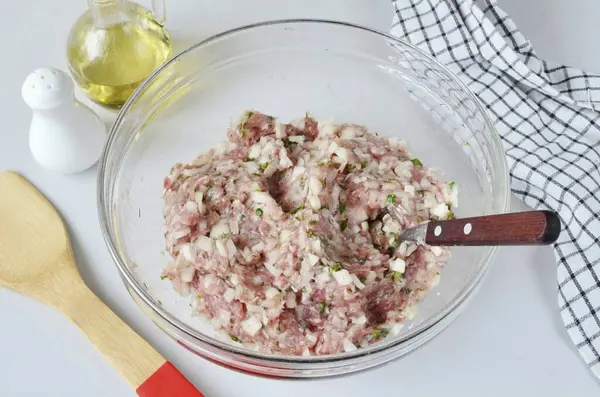 Тщательно Перемешать Мясо Подтянуть Пищевой Пленкой Отложить Время — стоковое фото