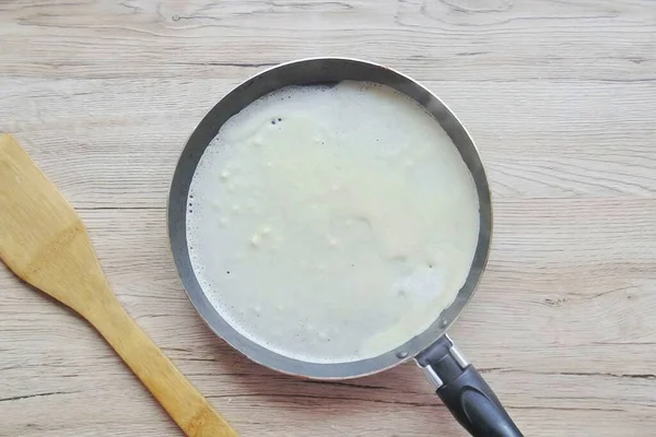 Scaldare Bene Padella Versare Mestolo Pasta Distribuendola Uniformemente Sulla Padella — Foto Stock