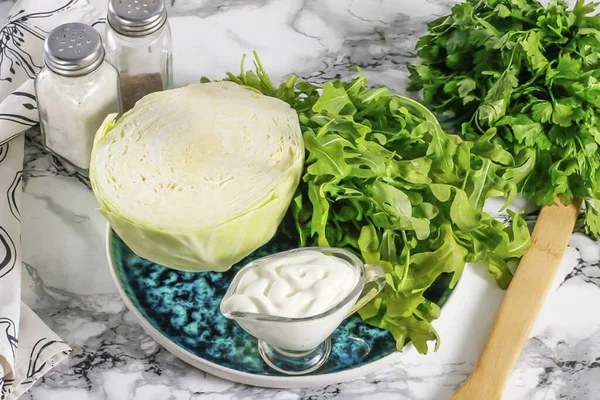 Lahana ve Arugula Salatası yapmak için gerekli tüm malzemeleri hazırlayın..