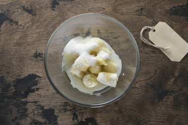 Soyulmuş muz, süt, sebze yağı ve şekeri bir kaseye koy. Tüm malzemeleri pürüzsüz olana kadar karıştırıcıda karıştır.