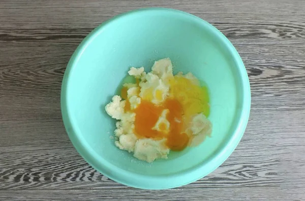 Kaseye Yumurta Ekle Karıştır — Stok fotoğraf