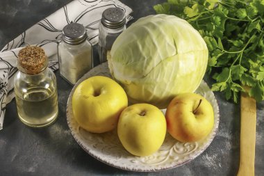 Lahanalı fırında elma yapmak için gerekli tüm malzemeleri hazırlayın. Elmalar tatlı ve ekşi ya da ekşi seçer, ama tatlı değil..