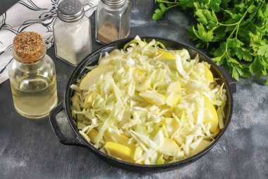 Formu bitkisel yağla yağla ve kesikleri içine koy. Küfü fırına koy..