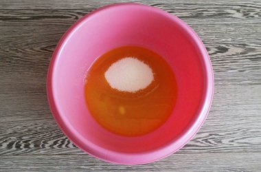 Tereyağını erit. Şeker ekle. Karıştır.