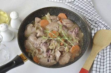 Su ekle, biberiye, tavayı kapakla ve 20 dakika boyunca kaynat..