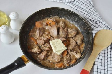 Biraz karabiber, bir tutam hindistan cevizi ve tereyağı ekle. İyice karıştır, sıcak bir tavada tereyağı çabucak erir..