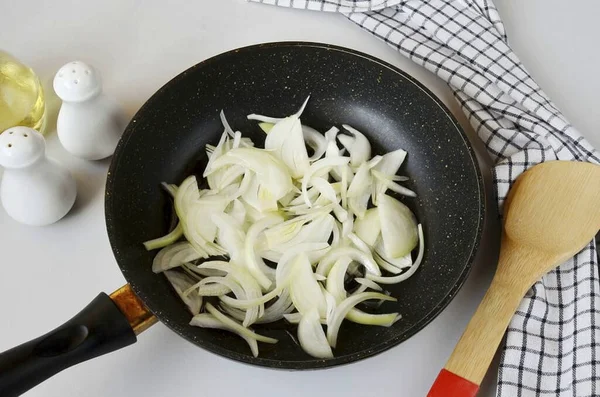 Cortar Cebolla Freírla Hasta Que Esté Suave Aceite Vegetal — Foto de Stock