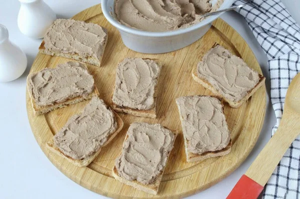 Kızarmış ekmek soğuduğunda, her dilime peni dök.