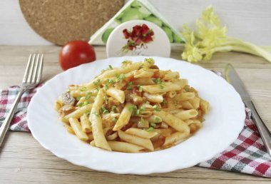 Makarnayı kereviz ve domatesle tabağa koy. Herhangi bir bitkiyle serpiştirebilirsin. Sıcak servis..