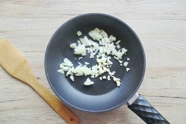 Prepara Salsa Pelar Cebolla Ajo Picar Finamente Poner Una Sartén — Foto de Stock