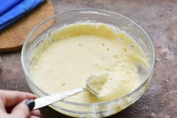 Nach Einer Weile Erhitzen Sie Die Pfanne Und Gießen Sie — Stockfoto