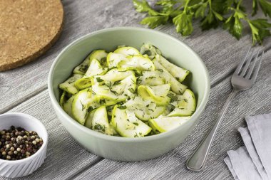 Kabak ve kereviz salatası hazır. Taze, hafif ve çok sulu. Sonrasında bir ağırlığa neden olmaz. Çabucak ve kolayca hazırlanıyor, not alın! Afiyet olsun.!