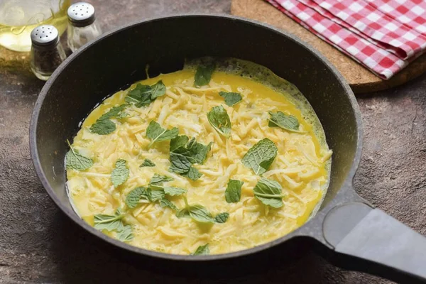 Rasgar Menta Con Las Manos Extenderla Por Toda Pieza Trabajo — Foto de Stock