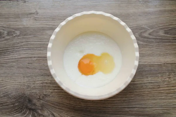 Rompere Uovo Una Ciotola Mescolare Tutto Bene Fino Quando Liscio — Foto Stock