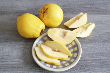 Ayva yıka. Meyvenin ergen bir yüzeyi varsa, onu bir fırçayla iyice ovala. İkiye böl, çekirdeği kemiklerle çıkar. 0.8-1 cm kalınlığında dilimler halinde kes.