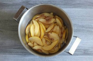 Ayakta durduktan sonra, ayva dilimleri hafifçe azalacak ve tavanın dibine batacak. Tavayı ocağın üstüne koy, ılıman ısıyı aç ve 15 dakika kaynama anından itibaren yemek pişir. Güçlü kaynama olmamalı..