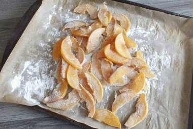 Şekerlemeleri nişasta ve pudra şekeri karışımında güzelce yuvarla. Depolama veya servis için cam kavanoza aktarın.