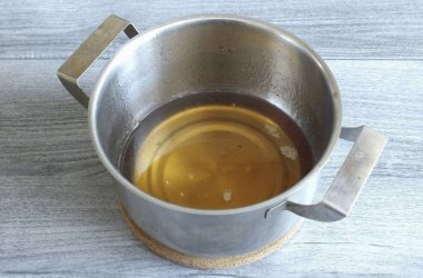 Şurubu ateşe geri ver. Kaynama anından itibaren tam olarak 10 dakika boyunca az ısıda pişer. Kaynamaktan sonra, şurup iyice köpürmeli. Ateşten uzak dur..